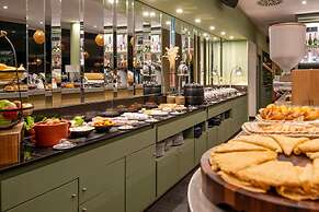 Renaissance Paris Arc de Triomphe Hotel