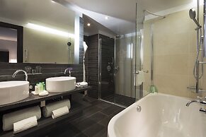 Renaissance Paris Arc de Triomphe Hotel