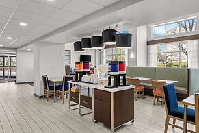 Hampton Inn & Suites Charlotte Airport