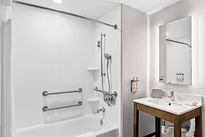 Holiday Inn Express and Suites Savannah - Midtown by IHG