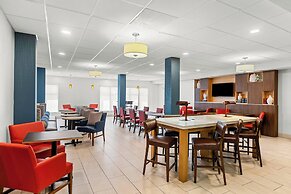 Holiday Inn Express and Suites Savannah - Midtown by IHG