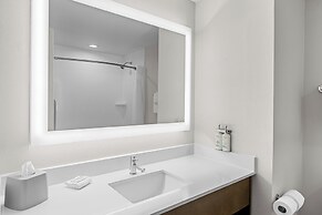 Holiday Inn Express and Suites Savannah - Midtown by IHG