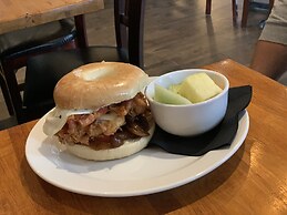 Woodbridge Inn & Tavern