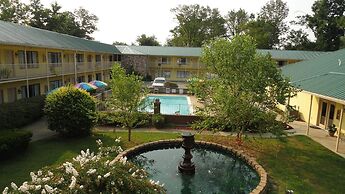 Golden Manor Inn & Suites