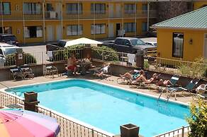 Golden Manor Inn & Suites