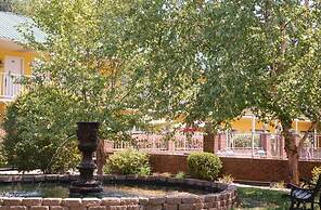 Golden Manor Inn & Suites