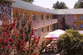 Golden Manor Inn & Suites