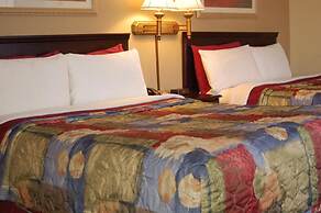 Golden Manor Inn & Suites