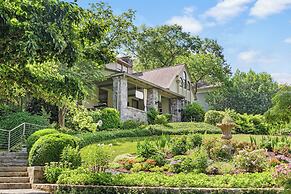 Stonehurst Place Bed & Breakfast