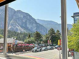 Crash Hotel Squamish