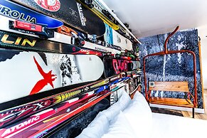 Crash Hotel Squamish