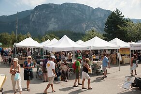 Crash Hotel Squamish