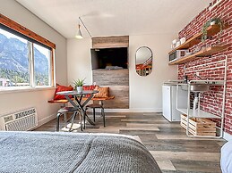 Crash Hotel Squamish