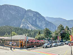 Crash Hotel Squamish