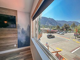 Crash Hotel Squamish