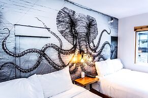 Crash Hotel Squamish