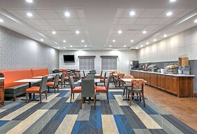 La Quinta Inn & Suites by Wyndham Fort Worth NE Mall