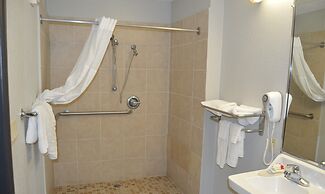 Days Inn & Suites by Wyndham Winnie