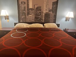 Super 8 by Wyndham IAH West/Greenspoint
