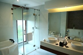 Radisson Blu Udaipur Palace Resort & Spa