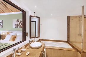 Victoria Beachcomber Resort & Spa