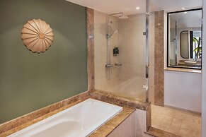 Victoria Beachcomber Resort & Spa