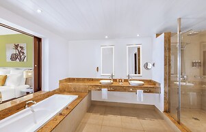 Victoria Beachcomber Resort & Spa