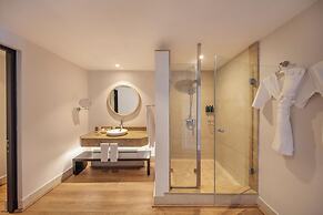 Victoria Beachcomber Resort & Spa