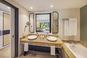 Victoria Beachcomber Resort & Spa