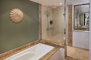 Victoria Beachcomber Resort & Spa