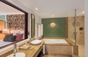 Victoria Beachcomber Resort & Spa