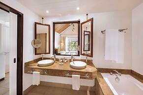 Victoria Beachcomber Resort & Spa
