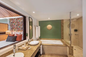 Victoria Beachcomber Resort & Spa