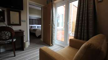 Twin Oaks Hotel