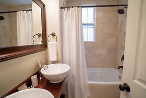 Roscoe Village Guesthouse