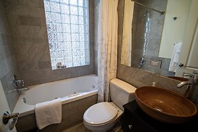 Roscoe Village Guesthouse