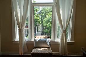 Roscoe Village Guesthouse