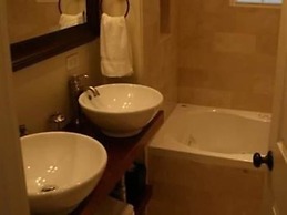 Roscoe Village Guesthouse