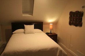 Roscoe Village Guesthouse