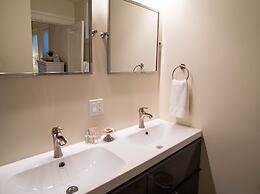 Roscoe Village Guesthouse