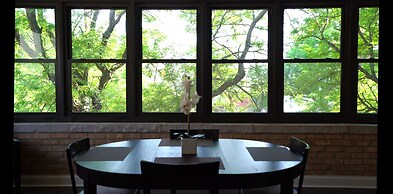 Roscoe Village Guesthouse