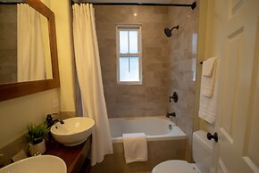 Roscoe Village Guesthouse