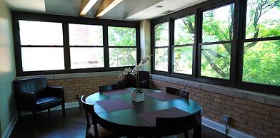 Roscoe Village Guesthouse