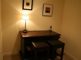 Roscoe Village Guesthouse