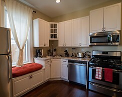 Roscoe Village Guesthouse