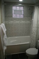 Roscoe Village Guesthouse