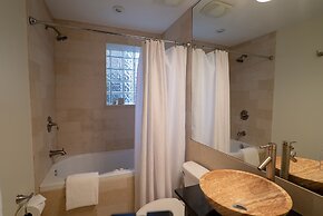 Roscoe Village Guesthouse