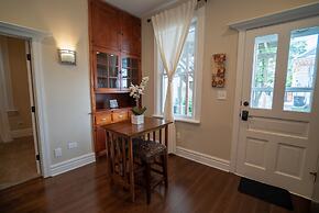 Roscoe Village Guesthouse