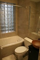 Roscoe Village Guesthouse