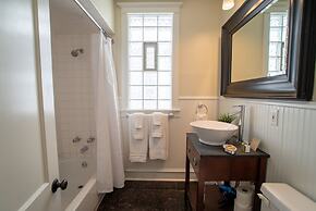 Roscoe Village Guesthouse